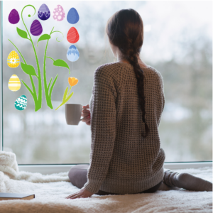 Osterdeko Fensterbild. Selbsthaftende bunte Ostereier und Rankepflanze zum Anbringen auf das Fenster oder andere glatten Oberflächen