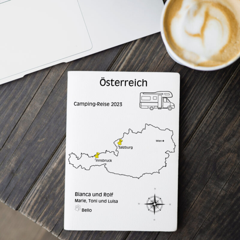 Reiseposter mit dem Umriss von Österreich, individuell anpassbar mit Passendem Reisefahrzeug, Jahr und Namen der Teilnehmer