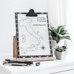 Reiseposter mit dem Umriss von Italien, individuell anpassbar mit Passendem Reisefahrzeug, Jahr und Namen der Teilnehmer