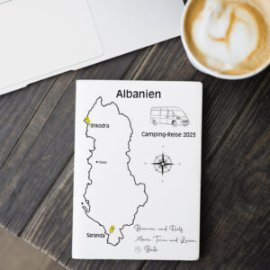 Reiseposter mit dem Umriss von Albanien, individuell anpassbar mit Passendem Reisefahrzeug, Jahr und Namen der Teilnehmer