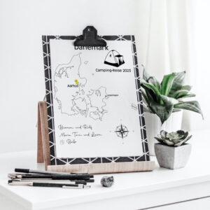 Reiseposter mit dem Umriss von Dänemark, individuell anpassbar mit Passendem Reisefahrzeug, Jahr und Namen der Teilnehmer