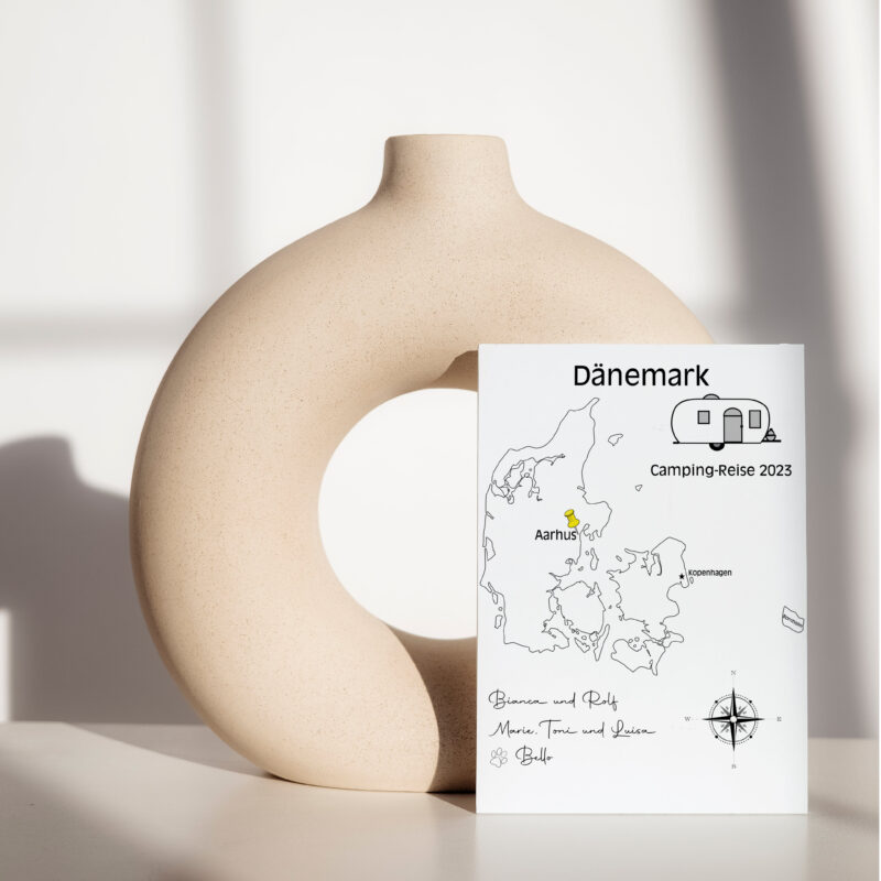 Reiseposter mit dem Umriss von Dänemark, individuell anpassbar mit Passendem Reisefahrzeug, Jahr und Namen der Teilnehmer