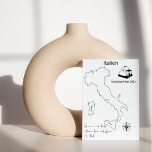 Reiseposter mit dem Umriss von Italien, individuell anpassbar mit Passendem Reisefahrzeug, Jahr und Namen der Teilnehmer