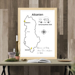 Reiseposter mit dem Umriss von Albanien, individuell anpassbar mit Passendem Reisefahrzeug, Jahr und Namen der Teilnehmer