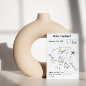 Reiseposter mit dem Umriss von Griechenland, individuell anpassbar mit Passendem Reisefahrzeug, Jahr und Namen der Teilnehmer