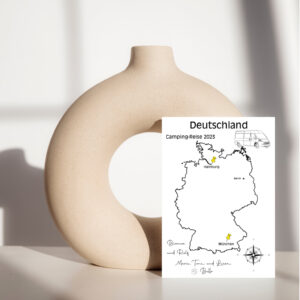 Reiseposter mit dem Umriss von Deutschland, individuell anpassbar mit Passendem Reisefahrzeug, Jahr und Namen der Teilnehmer