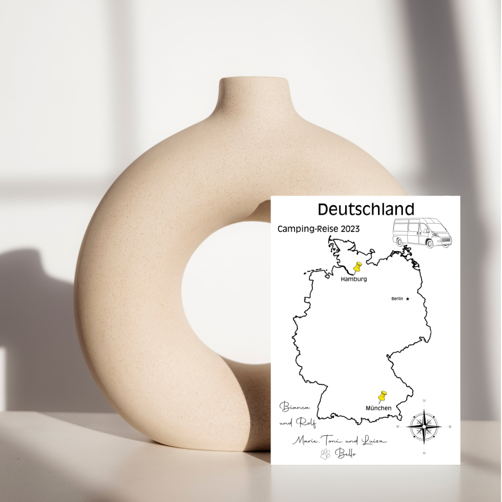 Reiseposter mit dem Umriss von Deutschland, individuell anpassbar mit Passendem Reisefahrzeug, Jahr und Namen der Teilnehmer