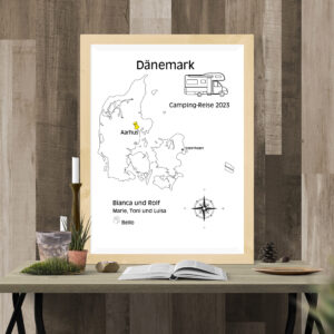 Reiseposter mit dem Umriss von Dänemark, individuell anpassbar mit Passendem Reisefahrzeug, Jahr und Namen der Teilnehmer