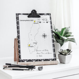 Reiseposter mit dem Umriss von Schweden, individuell anpassbar mit Passendem Reisefahrzeug, Jahr und Namen der Teilnehmer