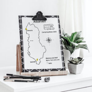 Reiseposter mit dem Umriss von Albanien, individuell anpassbar mit Passendem Reisefahrzeug, Jahr und Namen der Teilnehmer