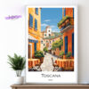 Travel Poster zeigt ein Strassencafe in einer kleinen italienischen Stadt in der Toscana. Ein buntes Bild in den typischen Farben der Toscana.