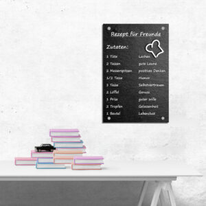 Poster, das eine Schieferplatte darstellt, auf der das Rezept für Freund aufgedruckt ist. Schieferplatte in schwarz, Schrift in weiß.