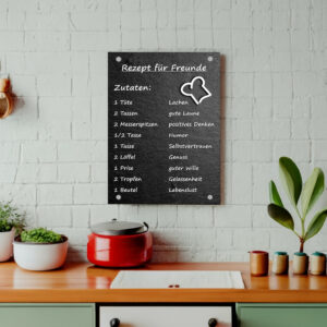 Poster, das eine Schieferplatte darstellt, auf der das Rezept für Freund aufgedruckt ist. Schieferplatte in schwarz, Schrift in weiß.