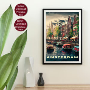 Gerahmtes Reise Poster mit einer typischen Szene in Amsterdam. Boote auf einem Kanal durch Amsterdam, an der Kaimauer entlang sind Straßencafés