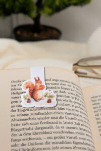 Magnetisches Lesezeichen mit herbstlichem Eichhörnchen-Aquarellmotiv.