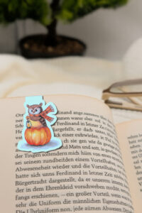 Magnetisches Lesezeichen mit Aquarell-Eule auf einem Kürbis.