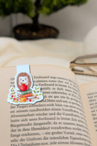 Magnetisches Lesezeichen mit Igel und Apfelkorb im Aquarellstil.